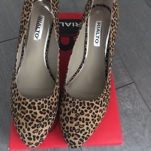 Never Worn Rialto Leopard Ultra Suede Ladies Pumps size 10